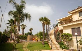 Villa Libeccio Appartment With Shared Swimming Pool, At 200 Meters From The Beach, Solarium And Private Parking