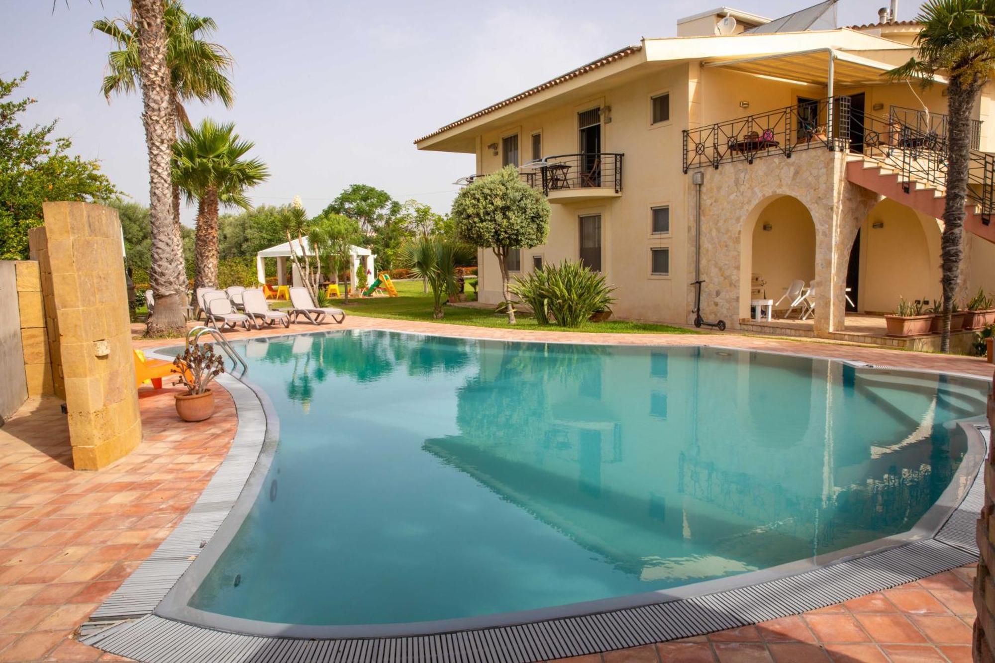 Villa Libeccio Appartment With Shared Swimming Pool, At 200 Meters From The Beach, Solarium And Private Parking Avola Extérieur photo