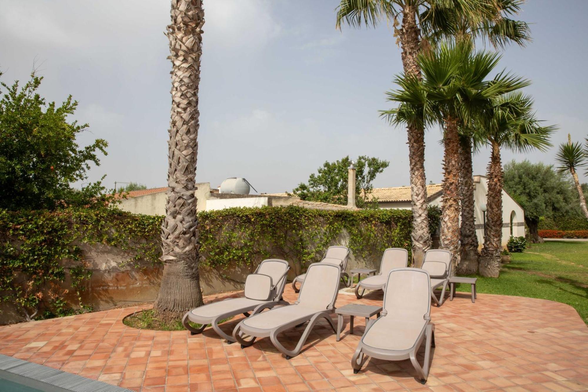 Villa Libeccio Appartment With Shared Swimming Pool, At 200 Meters From The Beach, Solarium And Private Parking Avola Extérieur photo